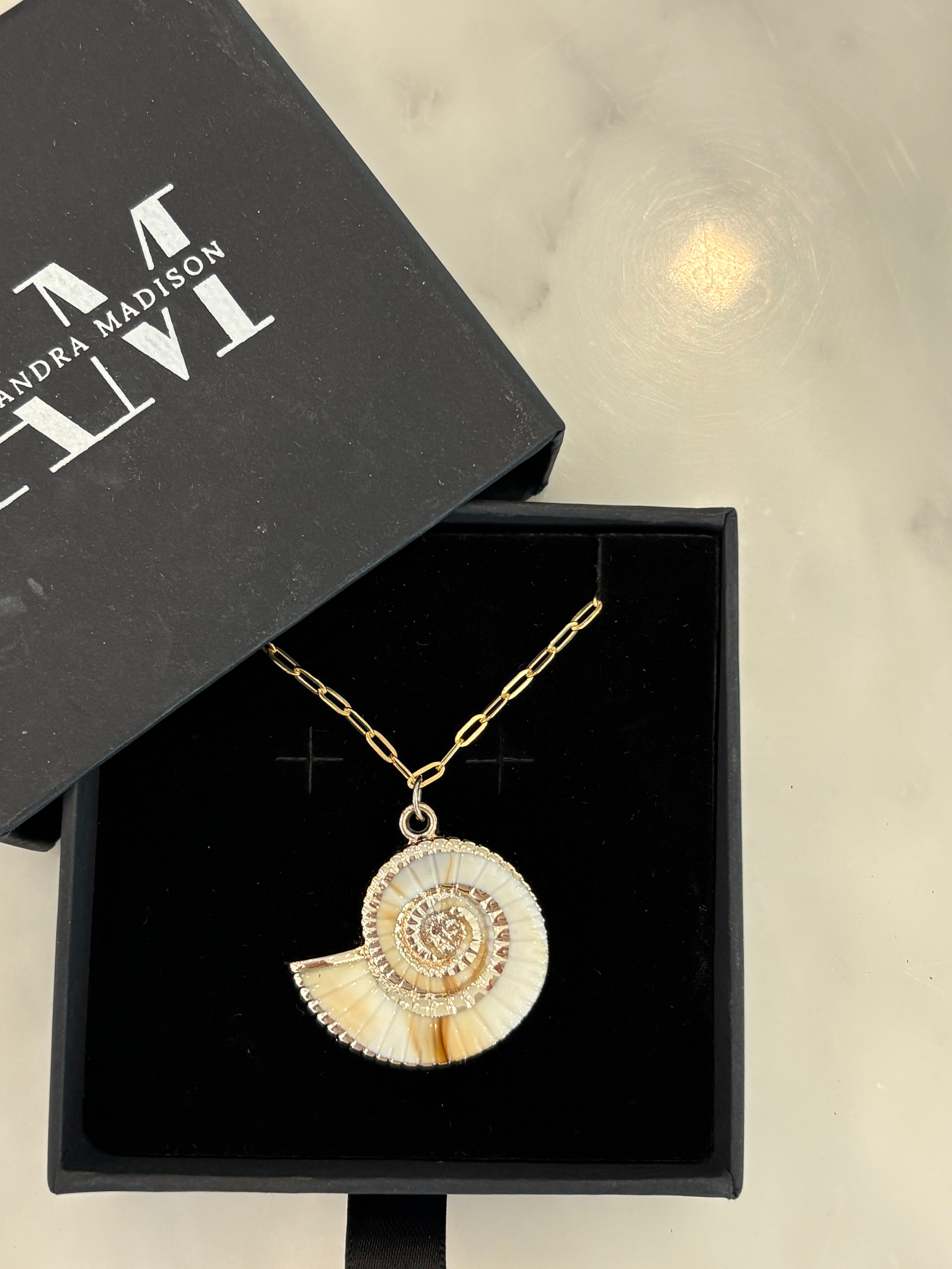 Twist Shell necklace